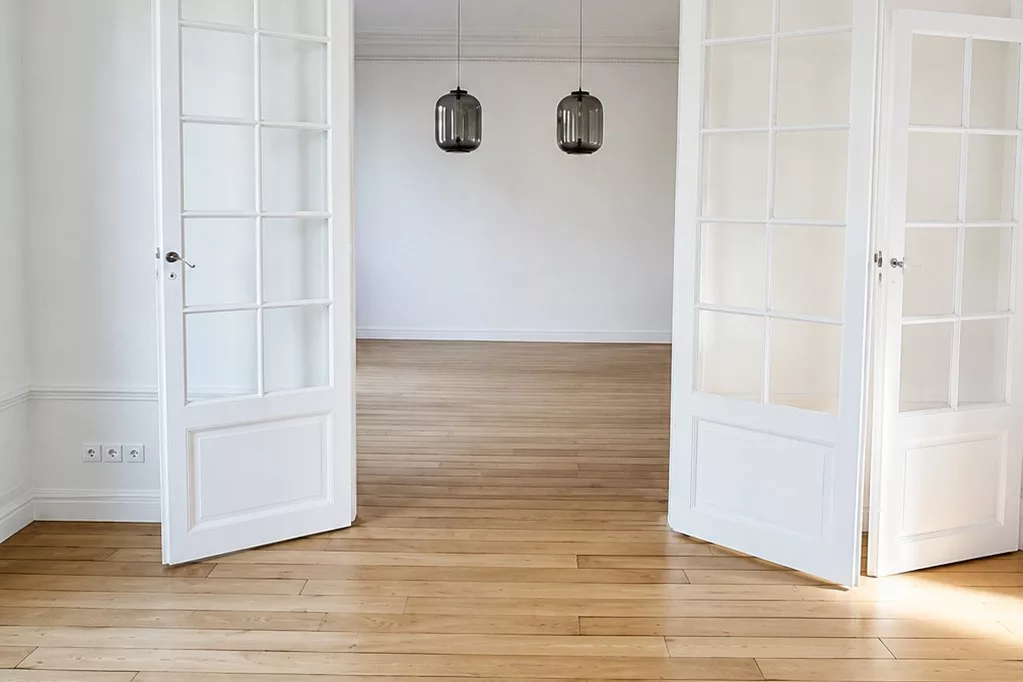 Pièce dégagée et protégée avant un chantier de ponçage