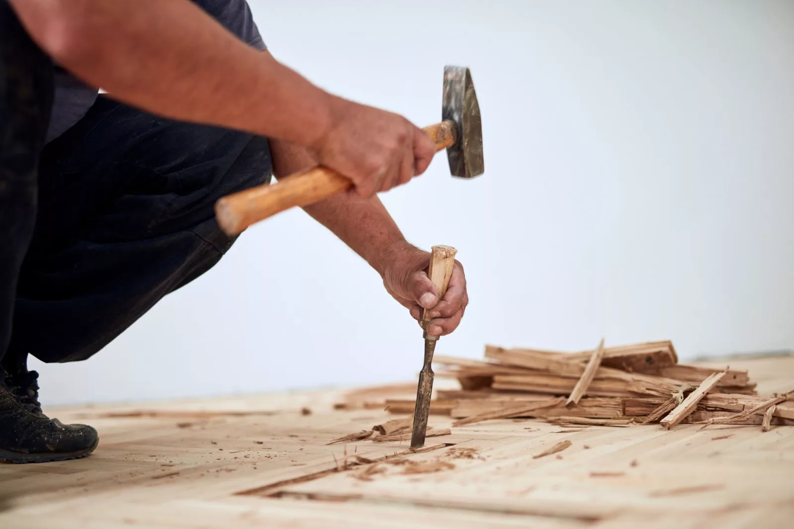 Gros plan sur des lames de parquet en chevron