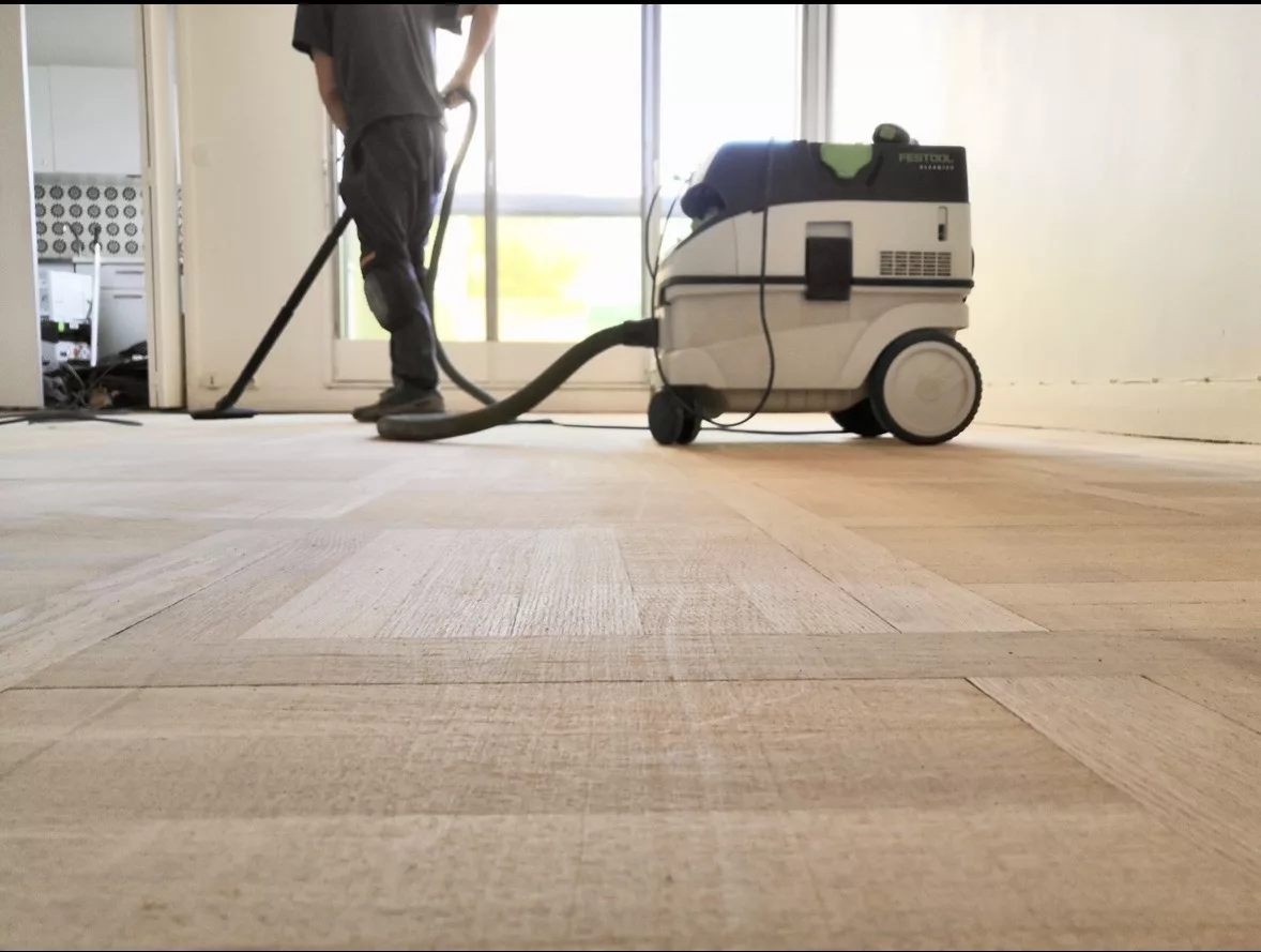 Aspiration des poussières sur un chantier de ponçage de parquet