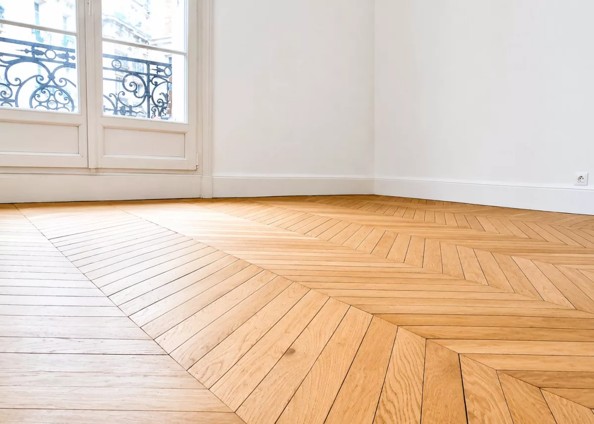 Ponçage de parquet avec aspiration intégrée en cours
