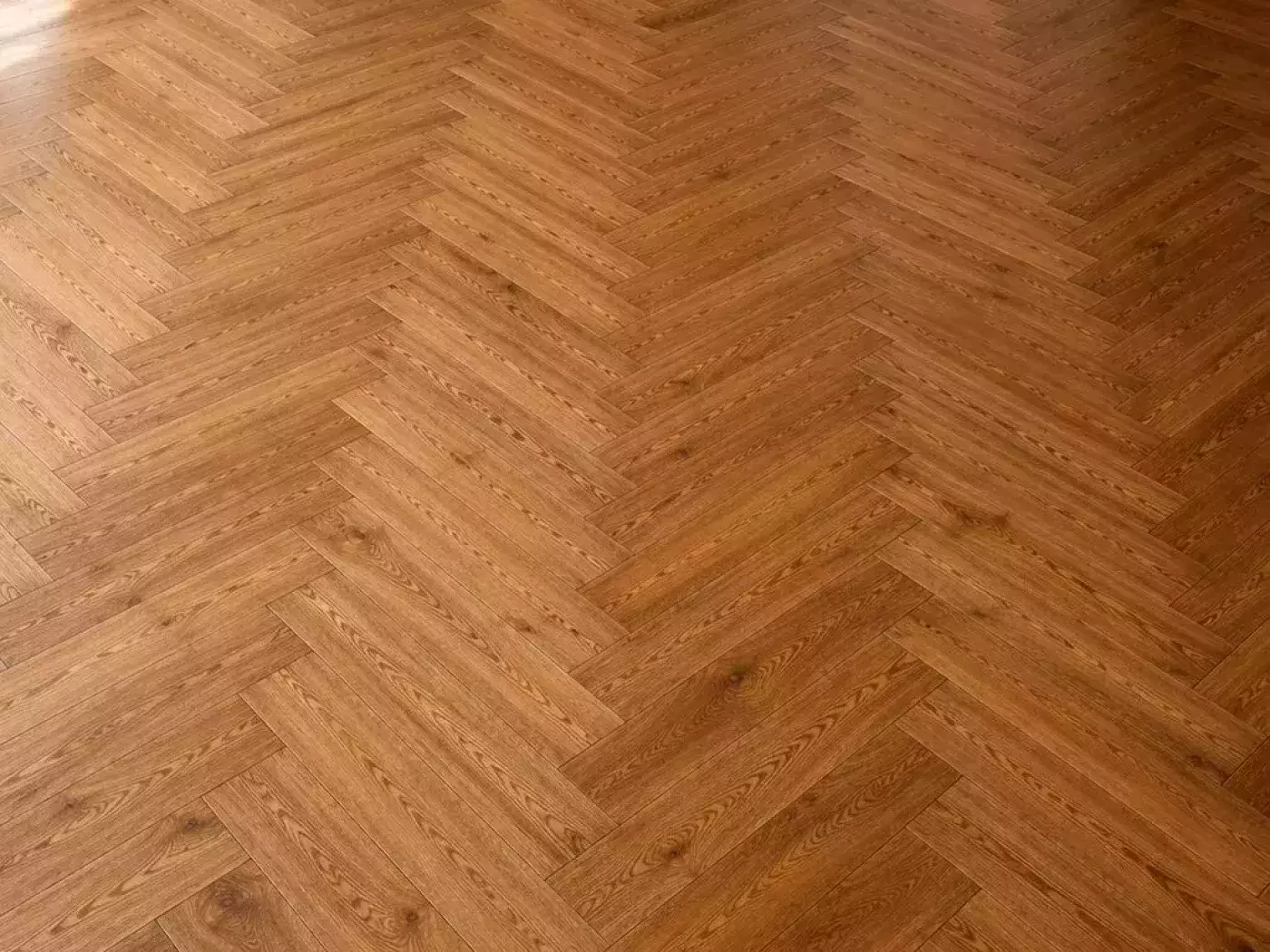 Le même parquet en chevrons après ponçage, veinage du chêne retrouvé